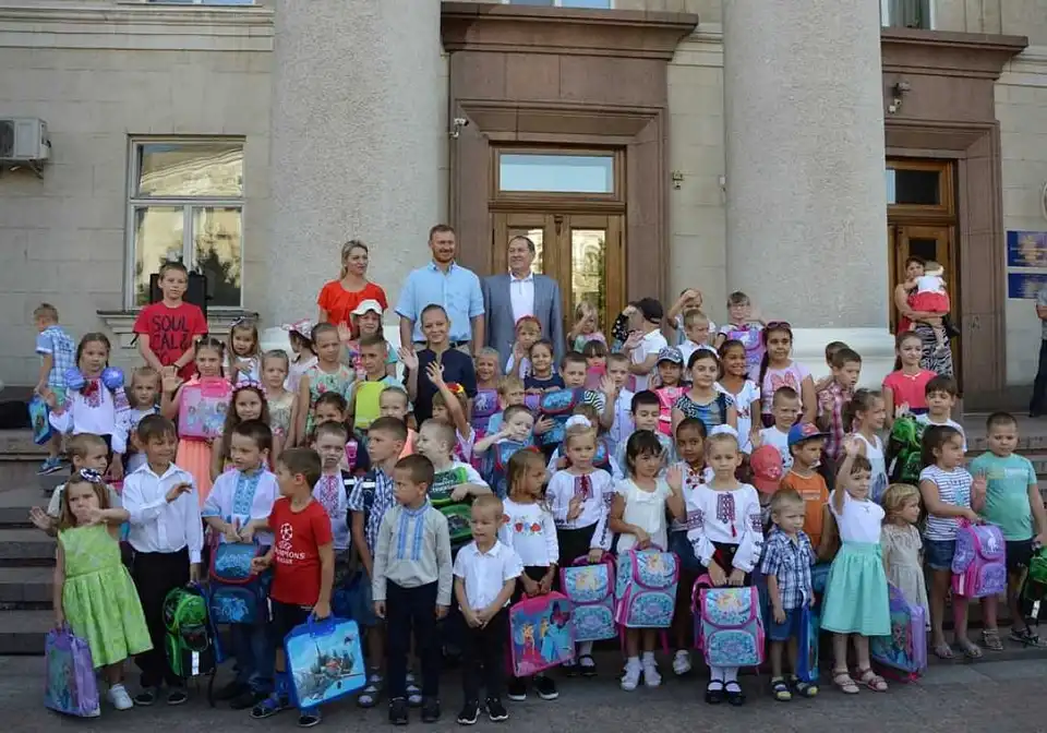 У Кропивницькому  першачкам до  Дня знань роздавали подарунки (ФОТО)