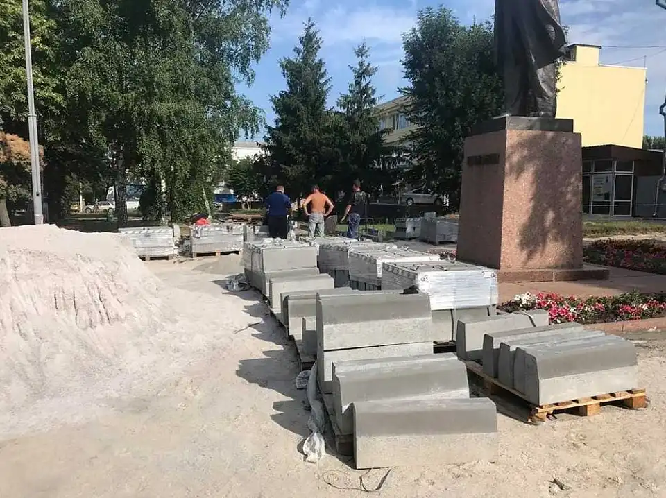 Кропивницький: у сквері Шевченка з'явиться нова плитка та освітлення (ФОТО)