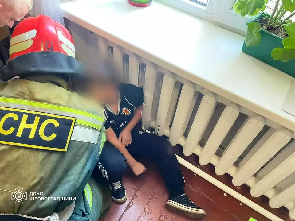 руку школяра з Кіровоградщини затисло в батареї