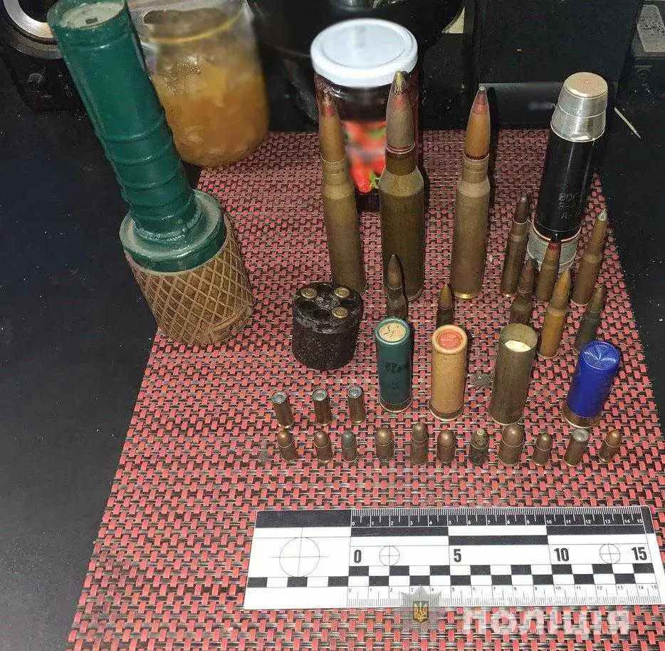 На Кіровоградщині в 55-річного чоловіка знайшли арсенал зброї та наркотики (ФОТО) фото 4