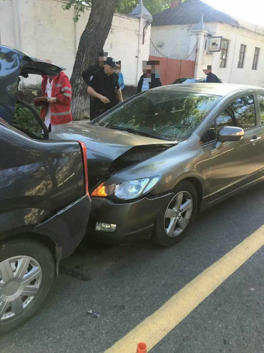 У центрі Кропивницького зіткнулися три іномарки, постраждалу шпиталізовано (ФОТО)