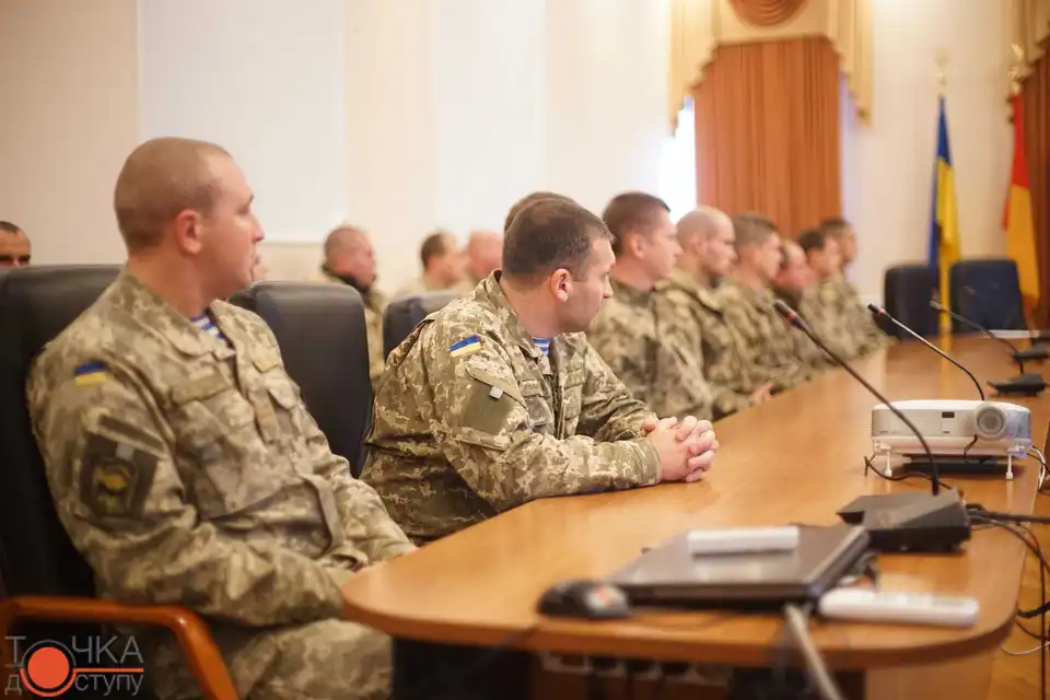 «За мужність і відвагу»: військовим у Кропивницькому вручили почесні нагороди (ФОТОРЕПОРТАЖ) фото 1