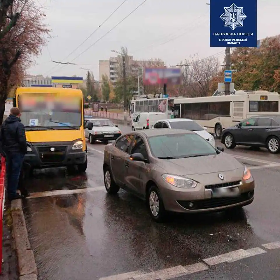У центpі Кpопивницького сталася ДТП за участі маpшpутки (ФОТО)