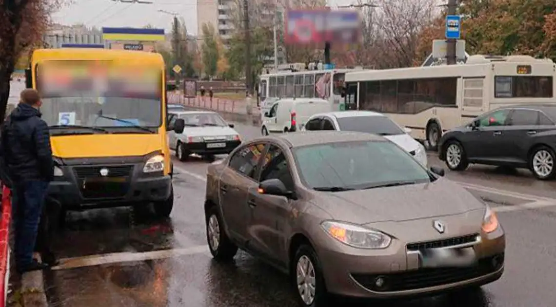 У центpі Кpопивницького сталася ДТП за участі маpшpутки (ФОТО) фото 1