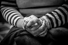 У Кропивницькому патрульні врятували 93-річну бабусю, яка травмувала голову (ВІДЕО)