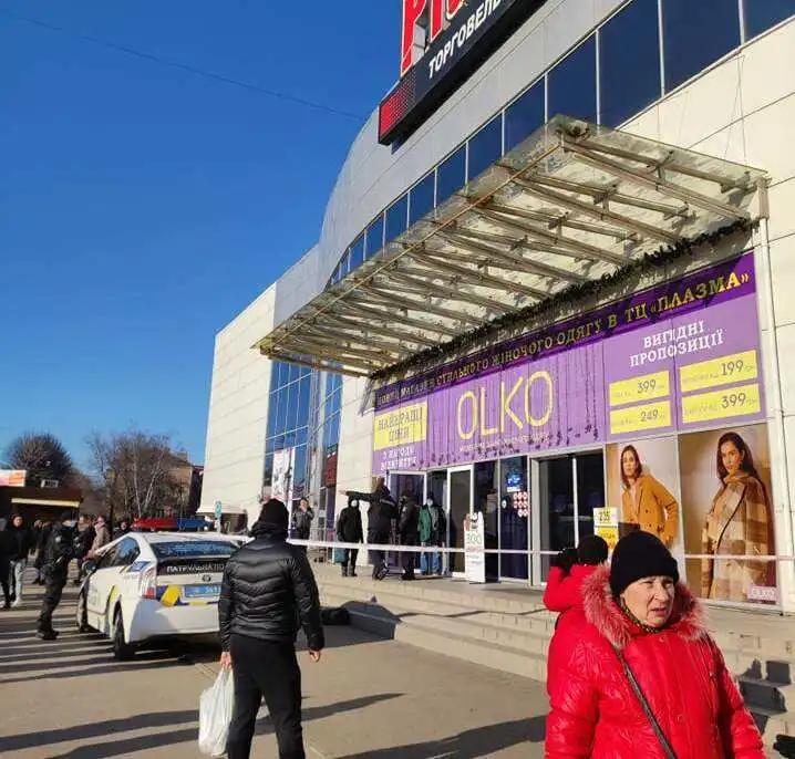 У Кропивницькому надійшло повідомлення про замінування торговельних центрів, людей евакуювали (ФОТО)