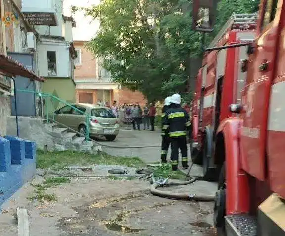 У Кропивницькому в під’їзді будинку зайнялися електромережа та сходи (ФОТО)