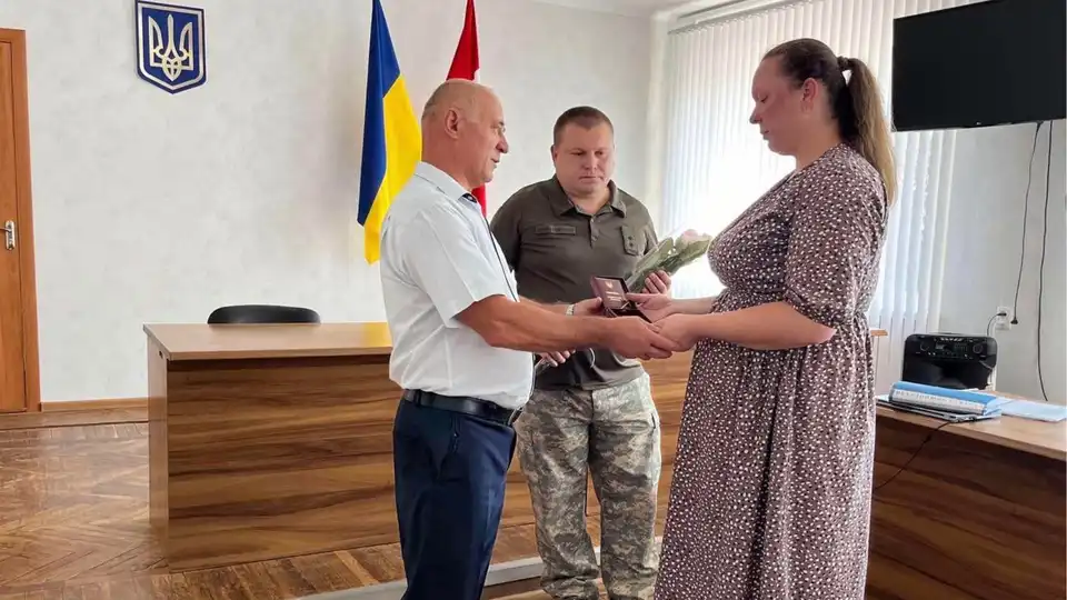 посмертну нагороду Євгенія Савчука передали його дружині Світлані