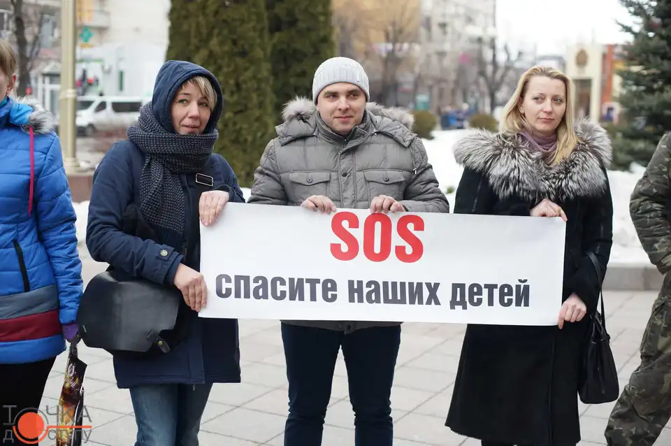 Обурені батьки пікетували міськраду Кропивницького, обіцяють заблокувати школу та не пустити поновленого директора (ФОТОРЕПОРТАЖ) фото 1