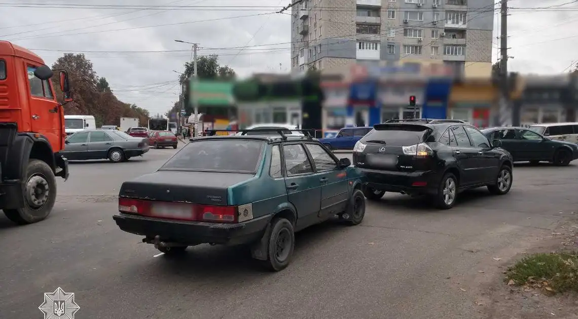 У Кропивницькому на перехресті зіткнулися Lexus та ВАЗ (ФОТО) фото 1