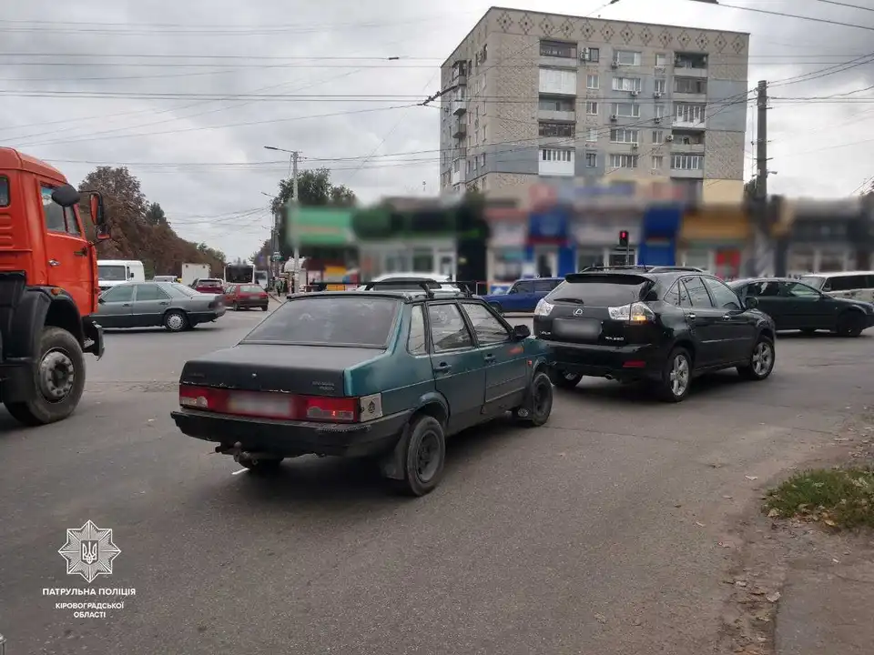 У Кропивницькому на перехресті зіткнулися Lexus та ВАЗ (ФОТО)