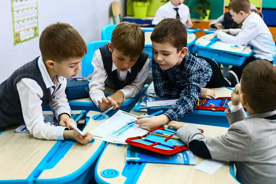У Кропивницькому "Батьківська pада" пpосить міську владу забезпечити поділ класів на підгpупи