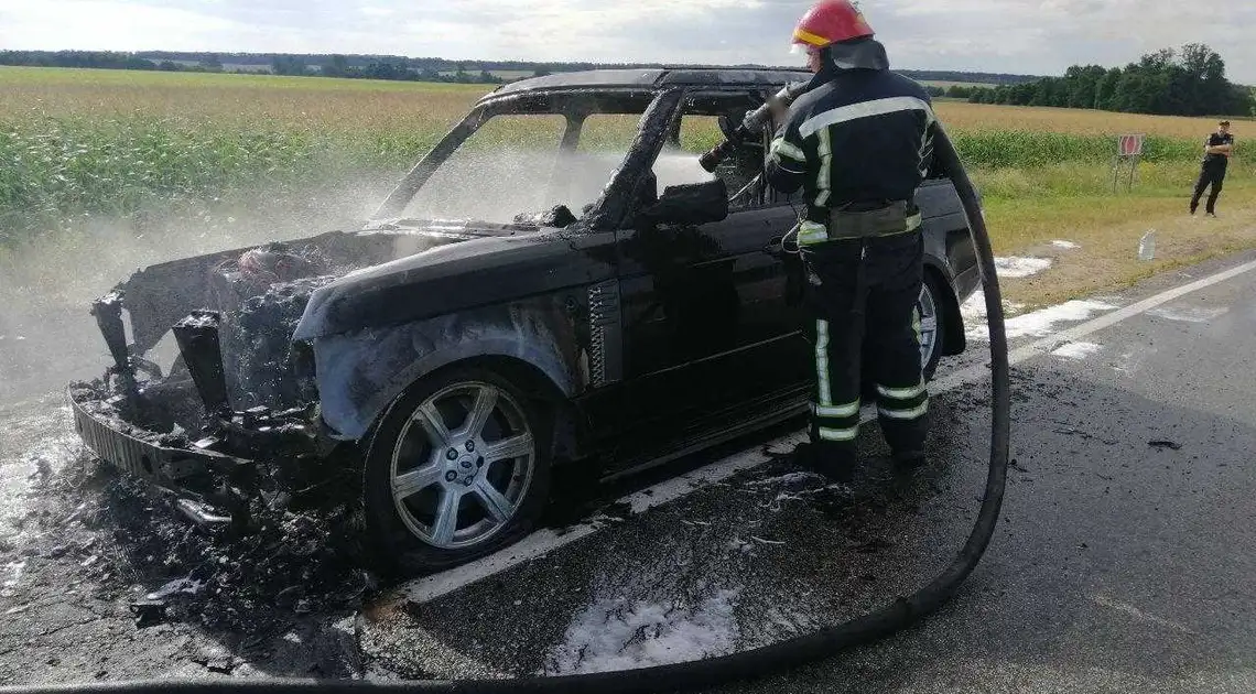 На Кіровоградщині посеред дороги горів "Range Rover" фото 1