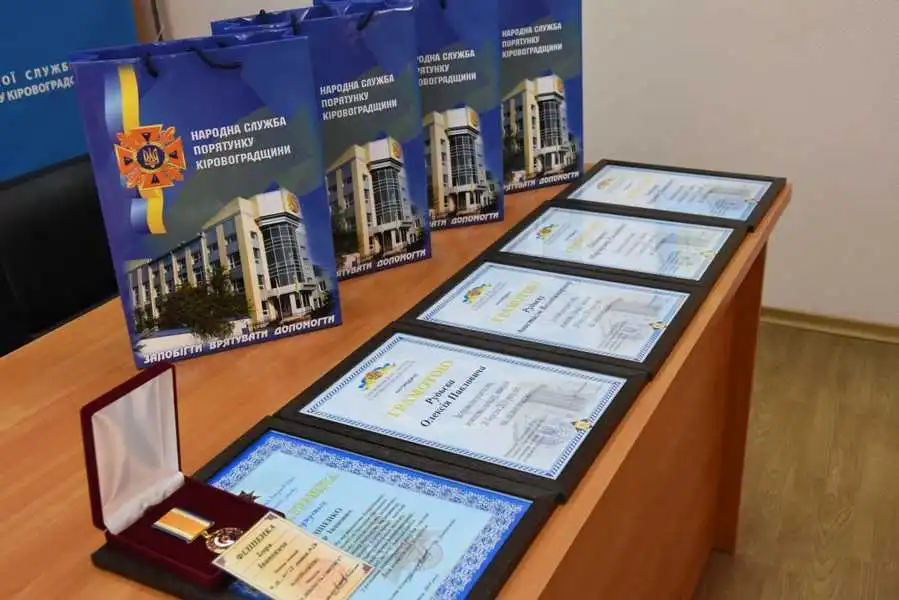 У Кропивницькому рятувальники нагородили підлітків, які гаcили пожежу (ФОТО)