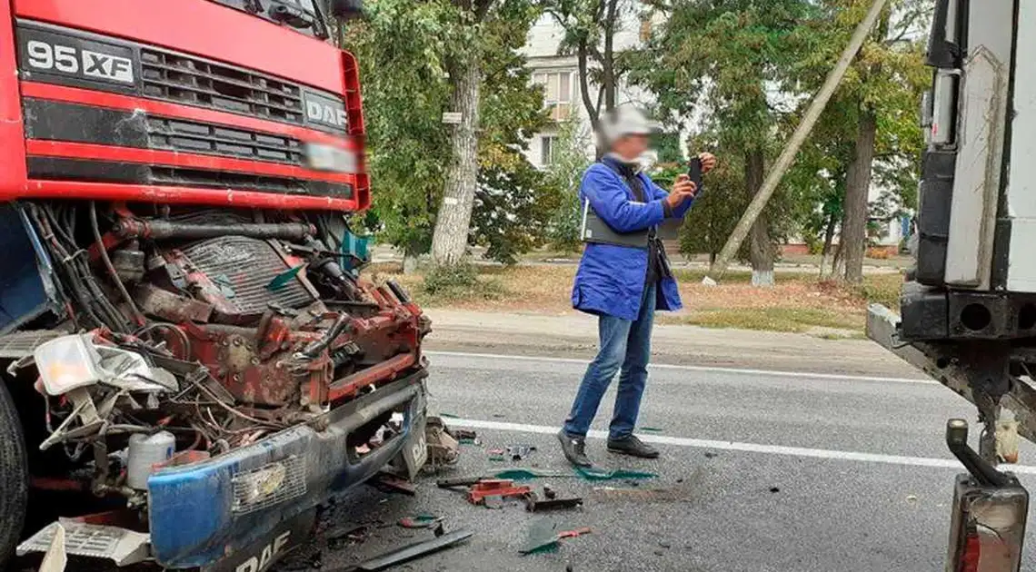 На Кіровоградщині сталася ДТП за участі трьох вантажівок та мікроавтобуса (ФОТО) фото 1