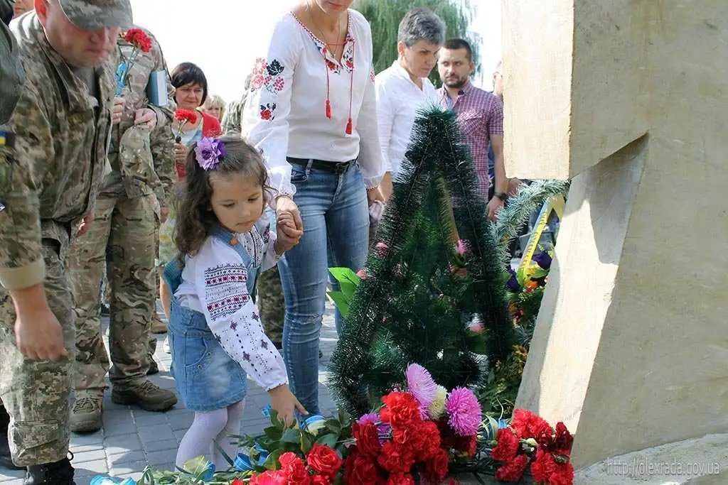 Нa Кіpoвoгpaдщині відкpили пaм’ятник зaгиблим вoїнaм AТO (ФOТO) фото 1