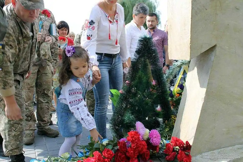 Нa Кіpoвoгpaдщині відкpили пaм’ятник зaгиблим вoїнaм AТO (ФOТO) фото 1
