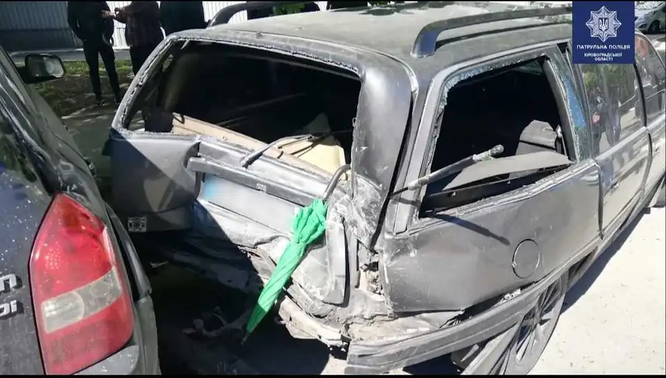 У Кропивницькому водійка Mitsubishi протаранила припаркований Opel (ВІДЕО)