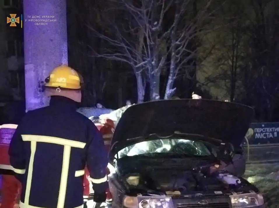 У Кропивницькому ВАЗ в’їхав в електроопору, є постраждалий (ФОТО)