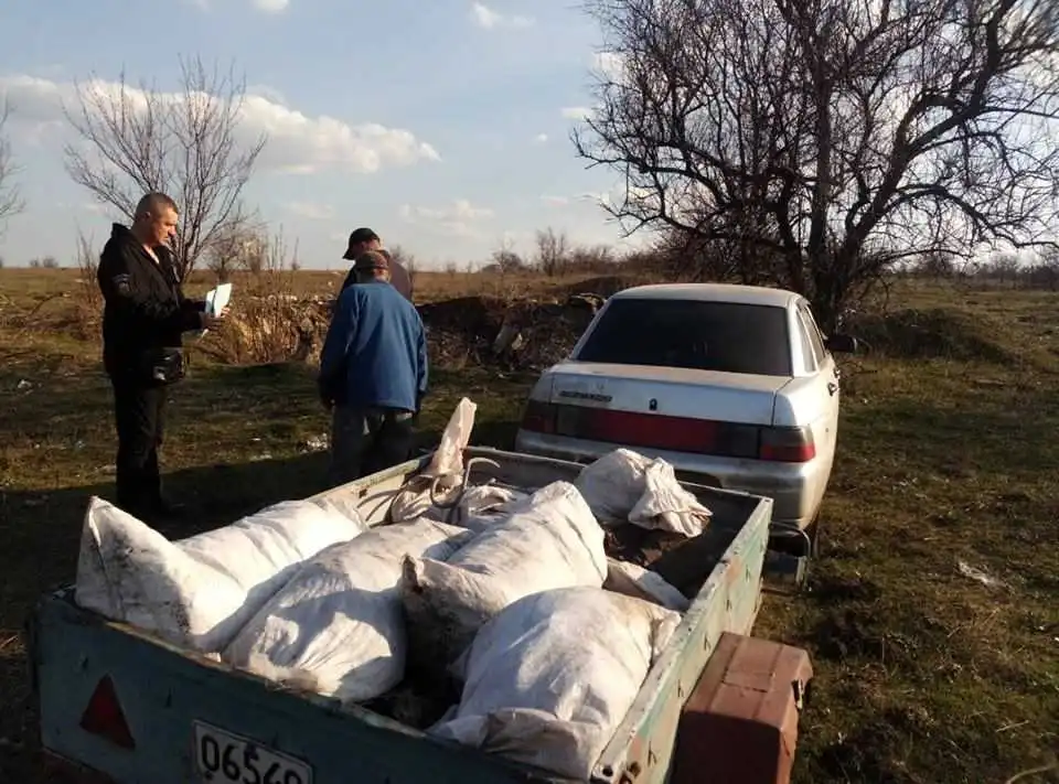 На Кіровоградщині чоловік створив смітник у своєму мікрорайоні (ФОТО)