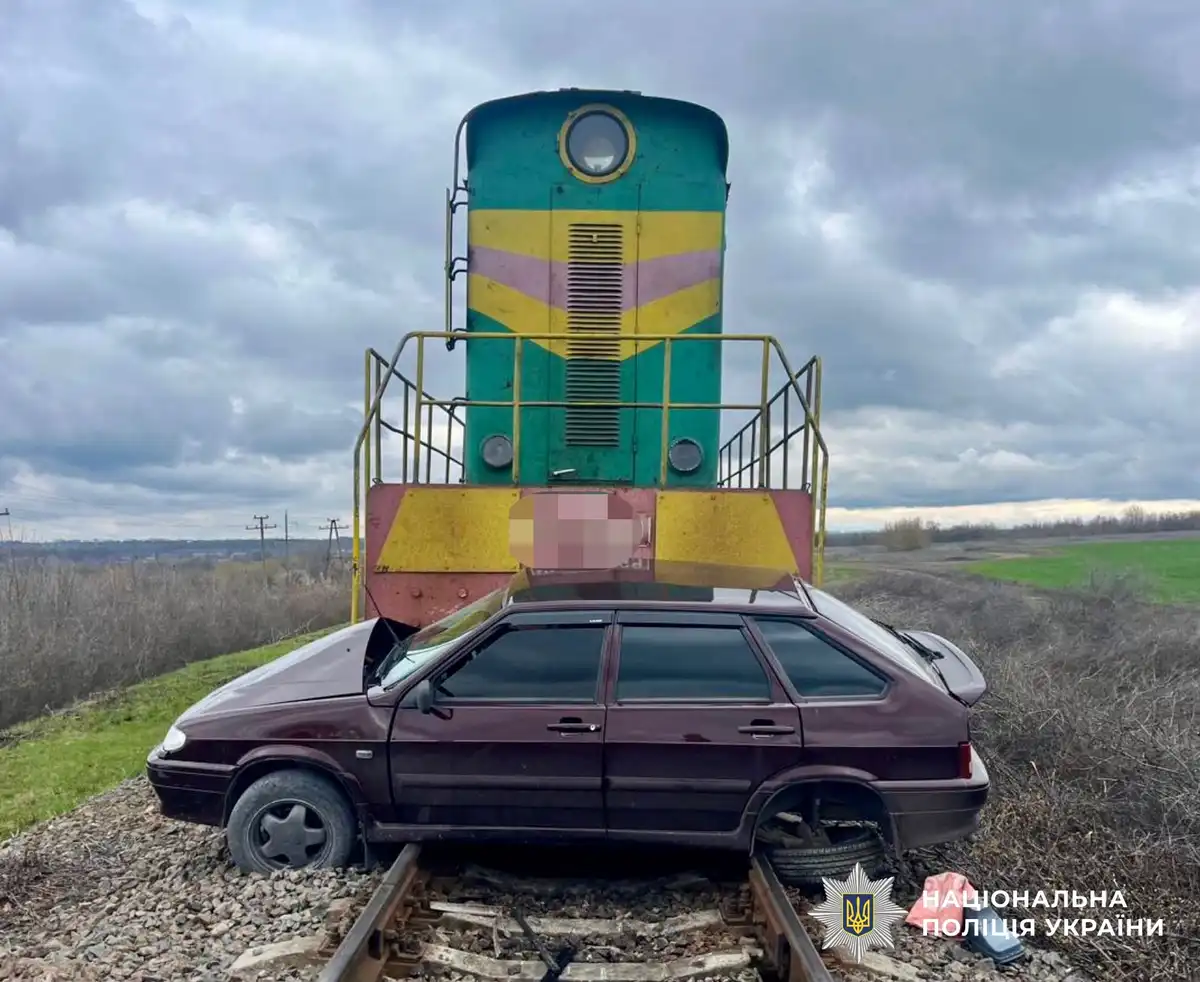 У Новомиргороді легковик зіткнувся з локомотивом: пасажир отримав травми