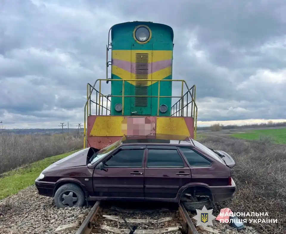 У Новомиргороді легковик зіткнувся з локомотивом: пасажир отримав травми