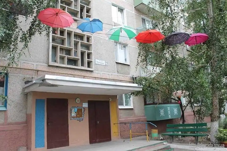 На Кіровоградщині креативно облаштували подвір'я багатоповерхівки (ФОТО)