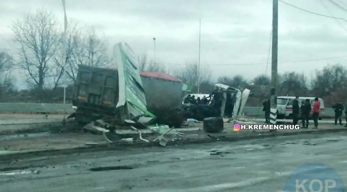 На Кіровоградщині зіткнулися 3 автомобілі, серед постраждалих двоє дітей (ФОТО) фото 1