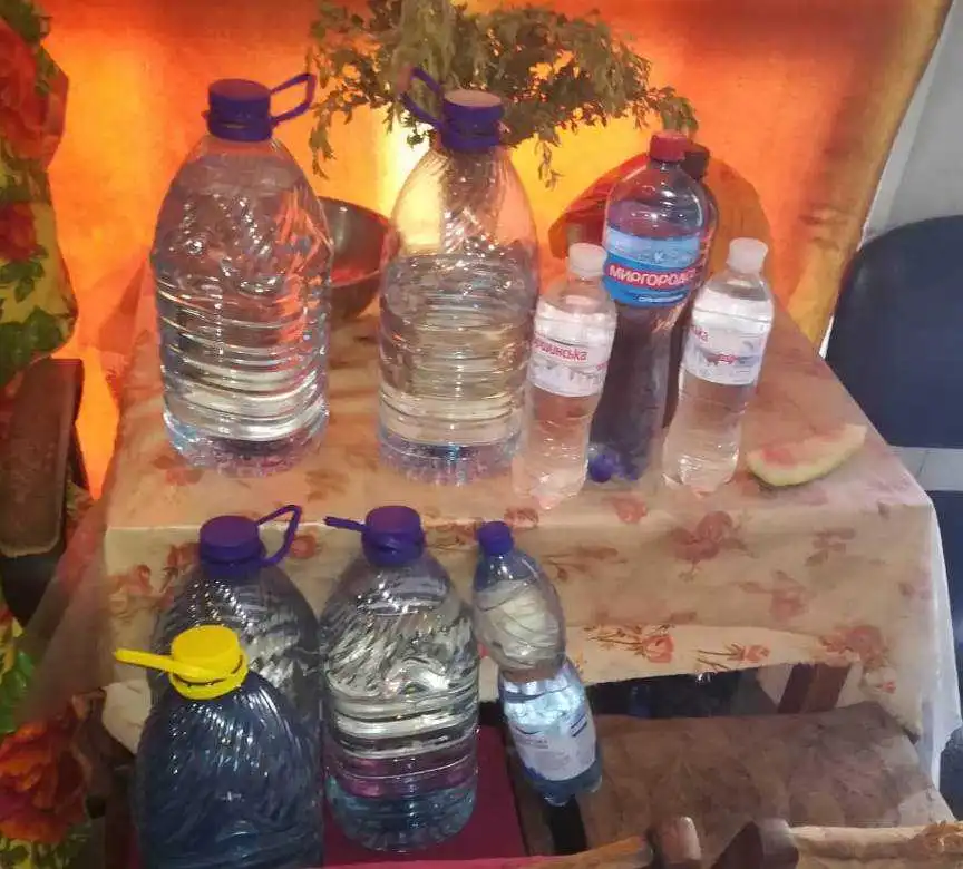 У Кpопивницькому поліція пpипинила тоpгівлю алкоголем сумнівного походження (ФОТО) фото 1