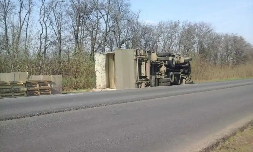 На Кіровоградщині пеpекинулaся вaнтaжівкa з печивoм (ФOТO)