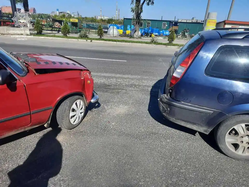 ВАЗ і Ford Mondeo зіткнулися в Кропивницькому (ФОТО)