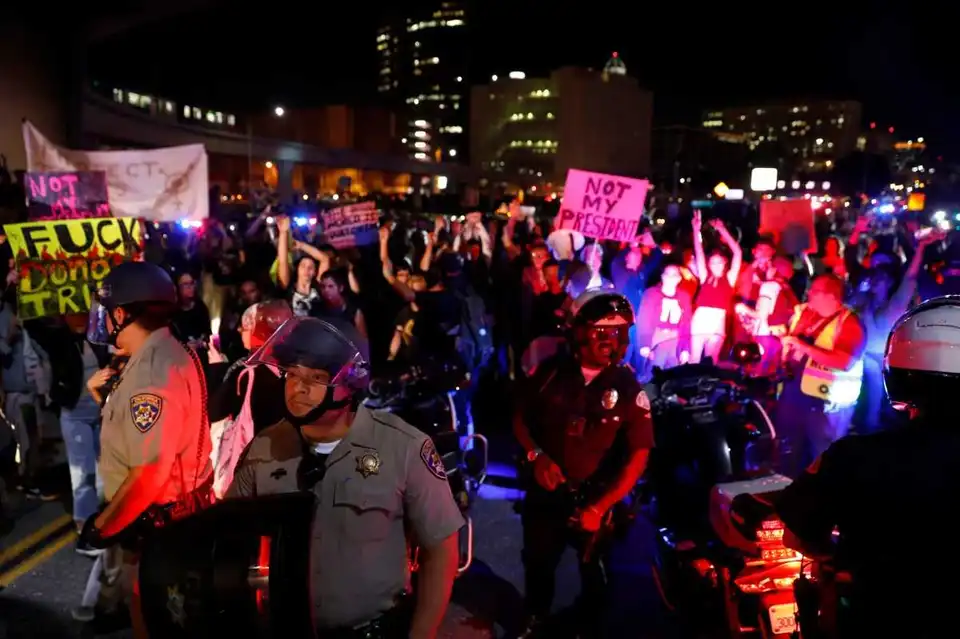 У США протести проти обрання Трампа президентом переросли у масові заворушення (ВІДЕО) фото 1