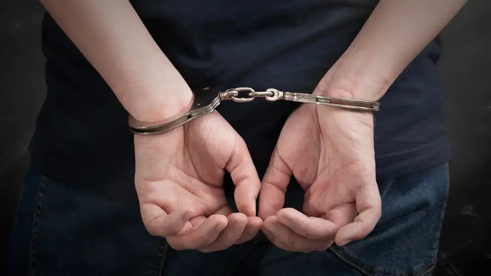 підозрюють чоловіка у переховуванні і експлуатації дівчини