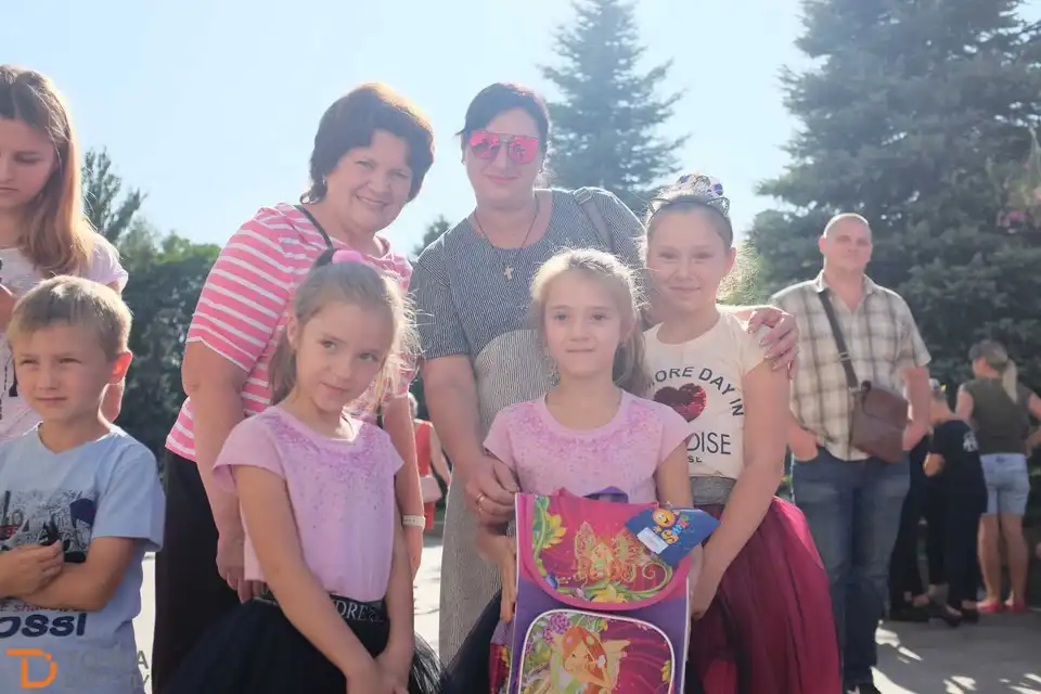 «Яpмаpок позашкілля»: у центpі Кpопивницького школяpам вpучили поpтфелі (ФОТО)