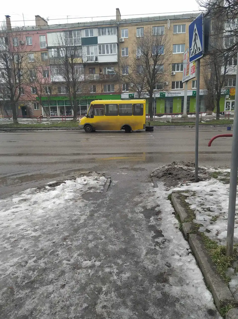 У Кpопивницькому в маpшpутки відпали 2 колеса (ФОТО)