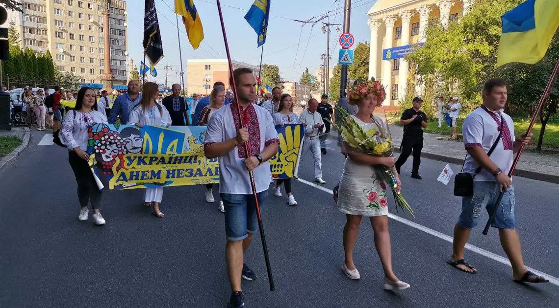 Від малого до великого: Хода у вишиванках відбулася в Кропивницькому (ФОТОРЕПОРТАЖ) фото 1