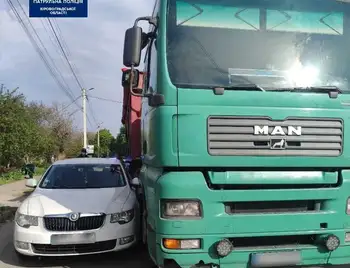 У Кропивницькому зіткнулися вантажівка та Skoda (ФОТО) фото 1