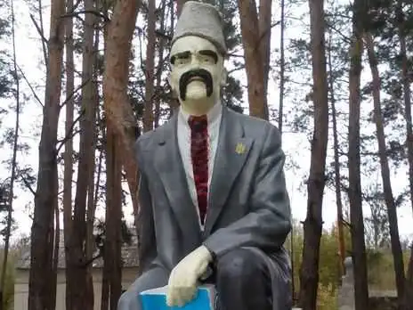 Бійці ЗСУ на Луганщині перетворили Леніна на Кобзаря (ФОТО) фото 1