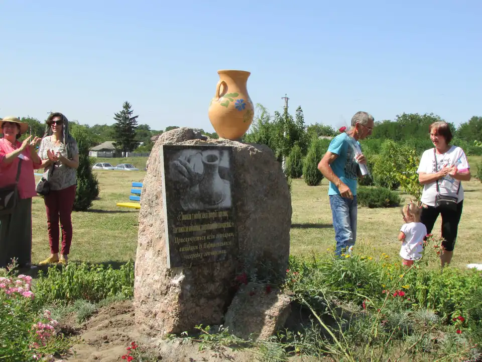 "Ода глині та її повелителям": на Кіровоградщині відкрили пам'ятний знак гончарному осередку (ФОТО) фото 1