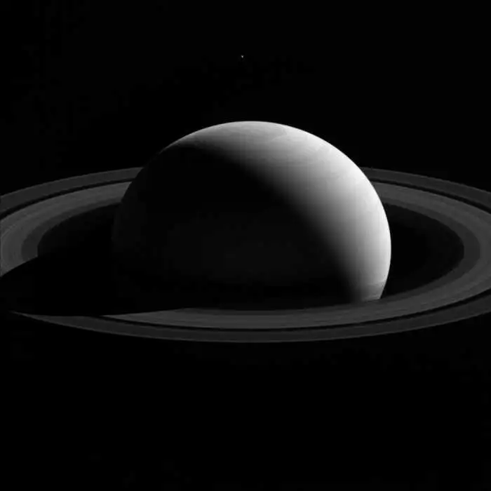Прощальний подарунок людству: космічний апарат Cassini надіслав на Землю неймовірні світлини Сатурну (ФОТО) фото 1