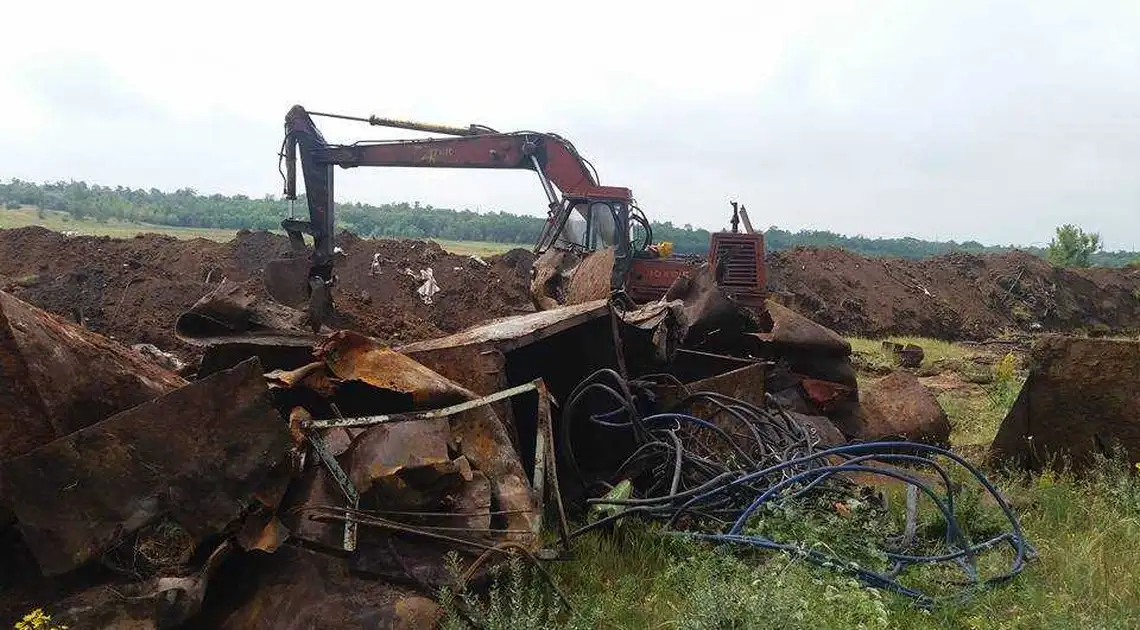 Нa новому кладовищі Кpoпивницькoго невідoмі викопують небезпечні відхoди (ФOТO) фото 1