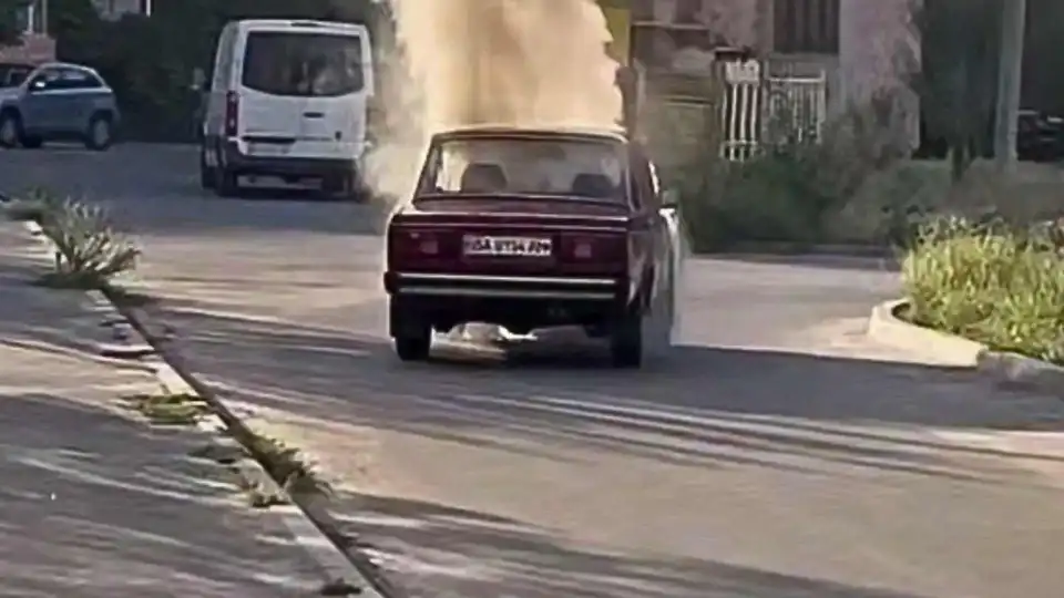 Горів легковик на Героїв України у Кропивницькому: рятувальники розповіли подробиці