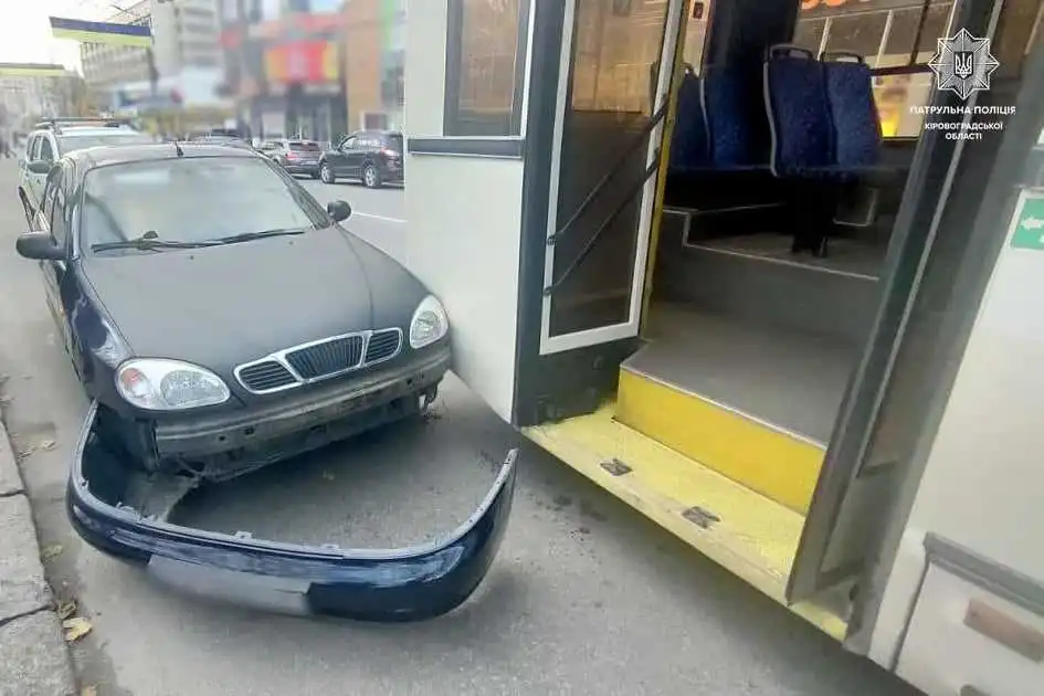 У центрі Кропивницького зіткнулися Daewoo та тролейбус (ФОТО)