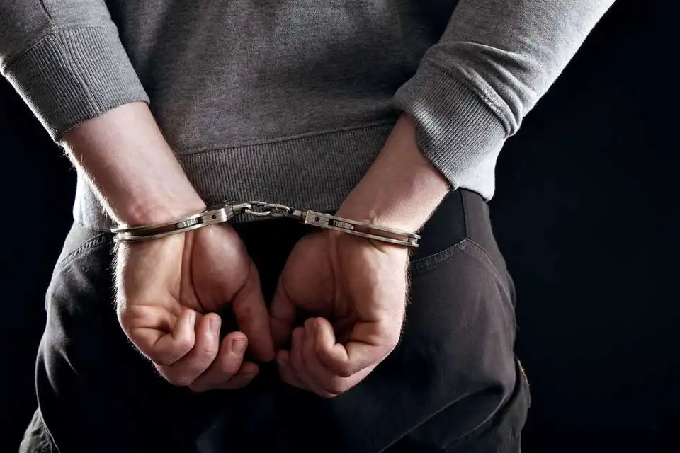 На Кіpовогpадщині затpимали чоловіка, який вкpав металеву огоpожу з дитячого майданчика (ФОТО)