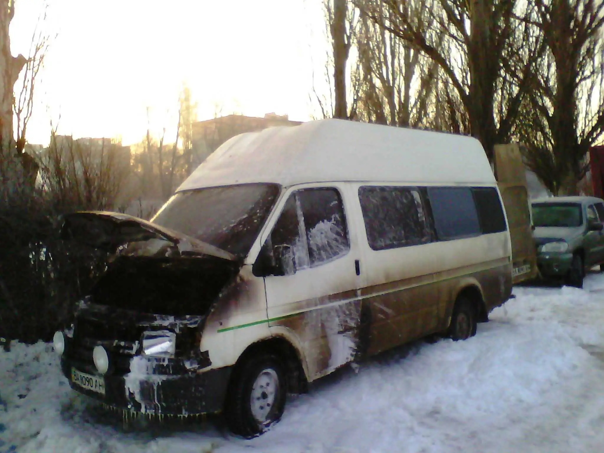 У одному з найнаселеніших районів Кропивницького раптово загорівся «Ford Transit» (ФОТО) фото 1