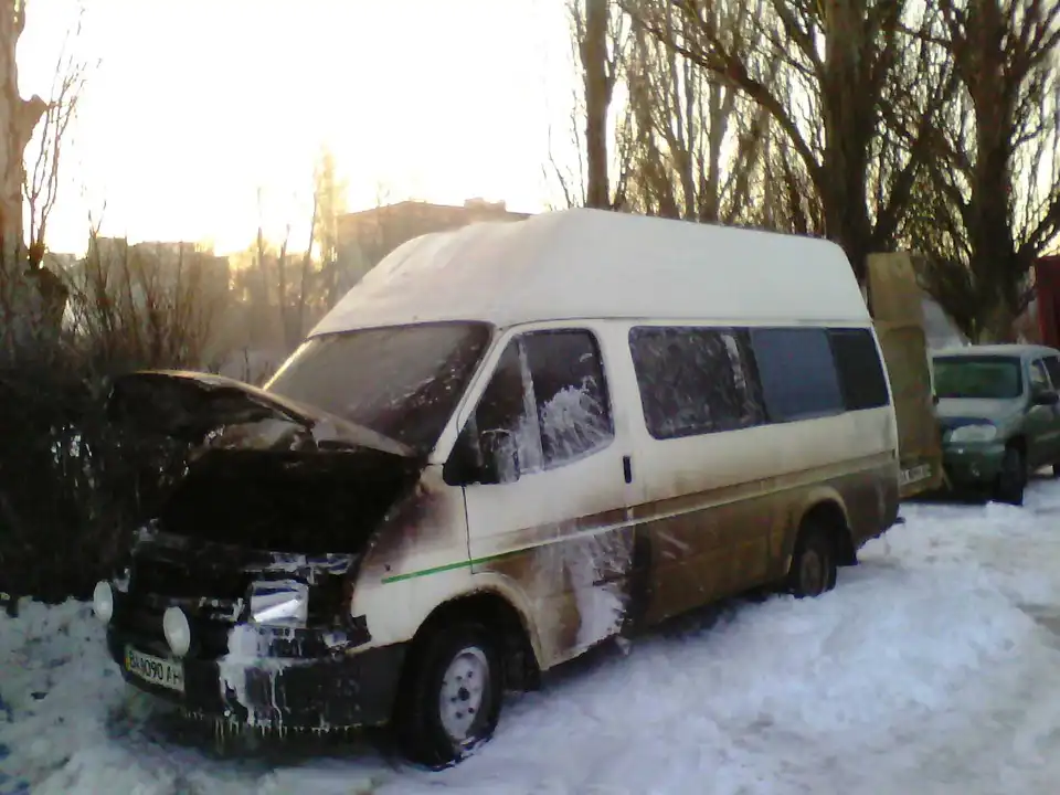 У одному з найнаселеніших районів Кропивницького раптово загорівся «Ford Transit» (ФОТО)