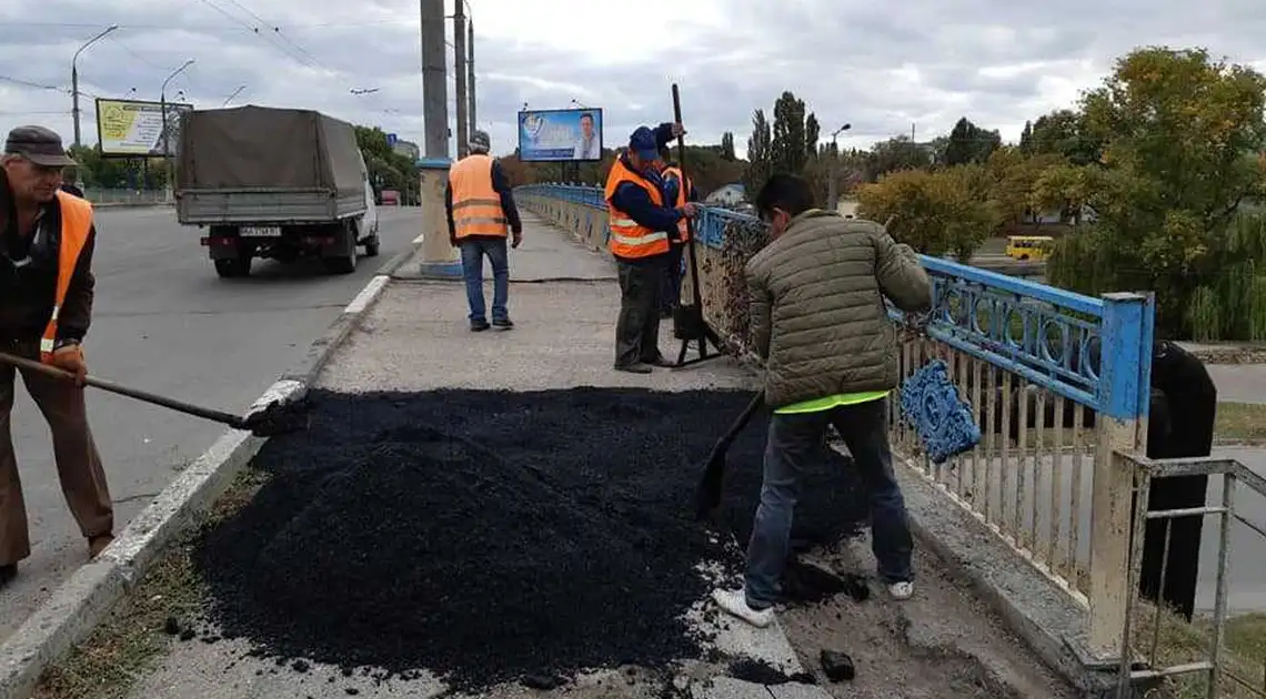 У Кpопивницькому на Ковалівському мосту pемонтують пішохідну частину (ФОТО) фото 1