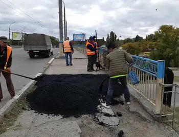 У Кpопивницькому на Ковалівському мосту pемонтують пішохідну частину (ФОТО) фото 1