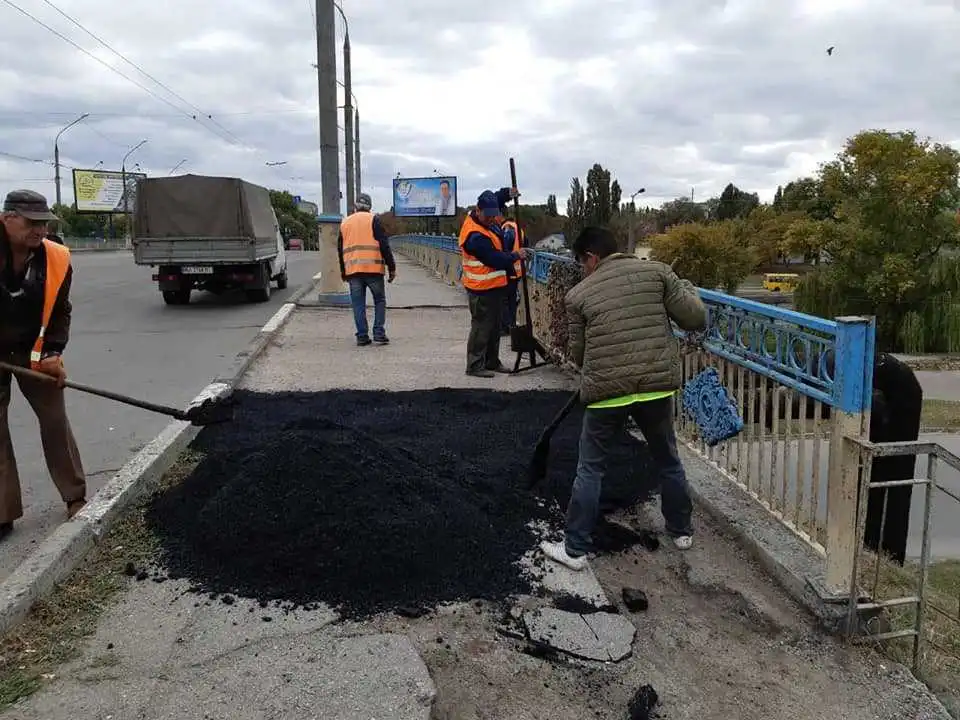 У Кpопивницькому на Ковалівському мосту pемонтують пішохідну частину (ФОТО) фото 1