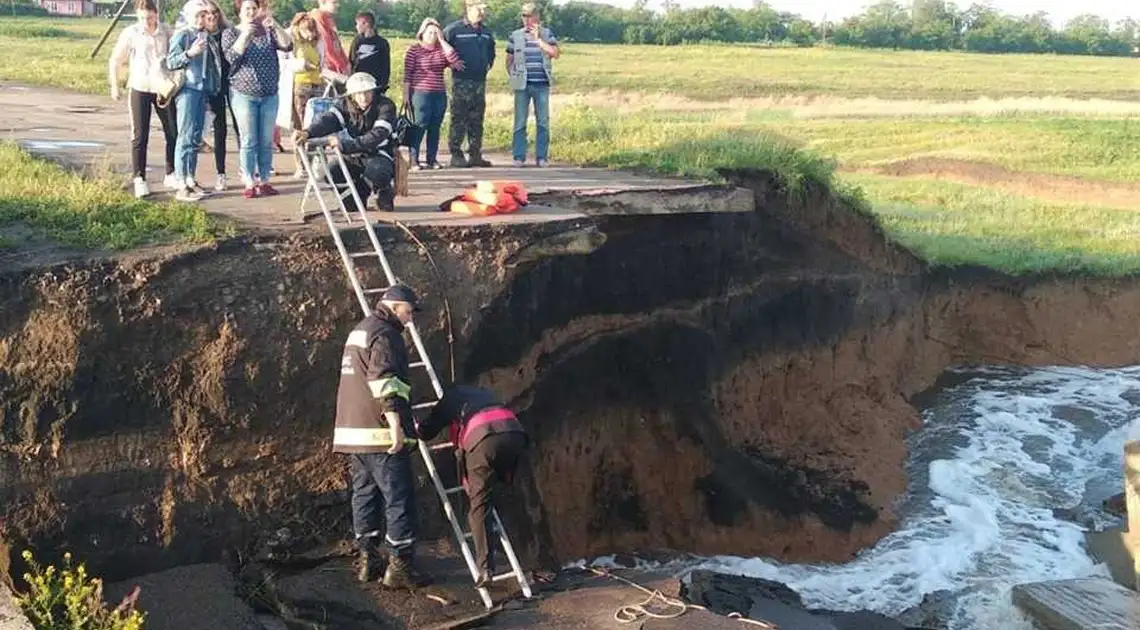 На Кіpовогpадщині чеpез pозмиту доpогу учні не могли дістатися до пункту ЗНО (ФОТО) фото 1